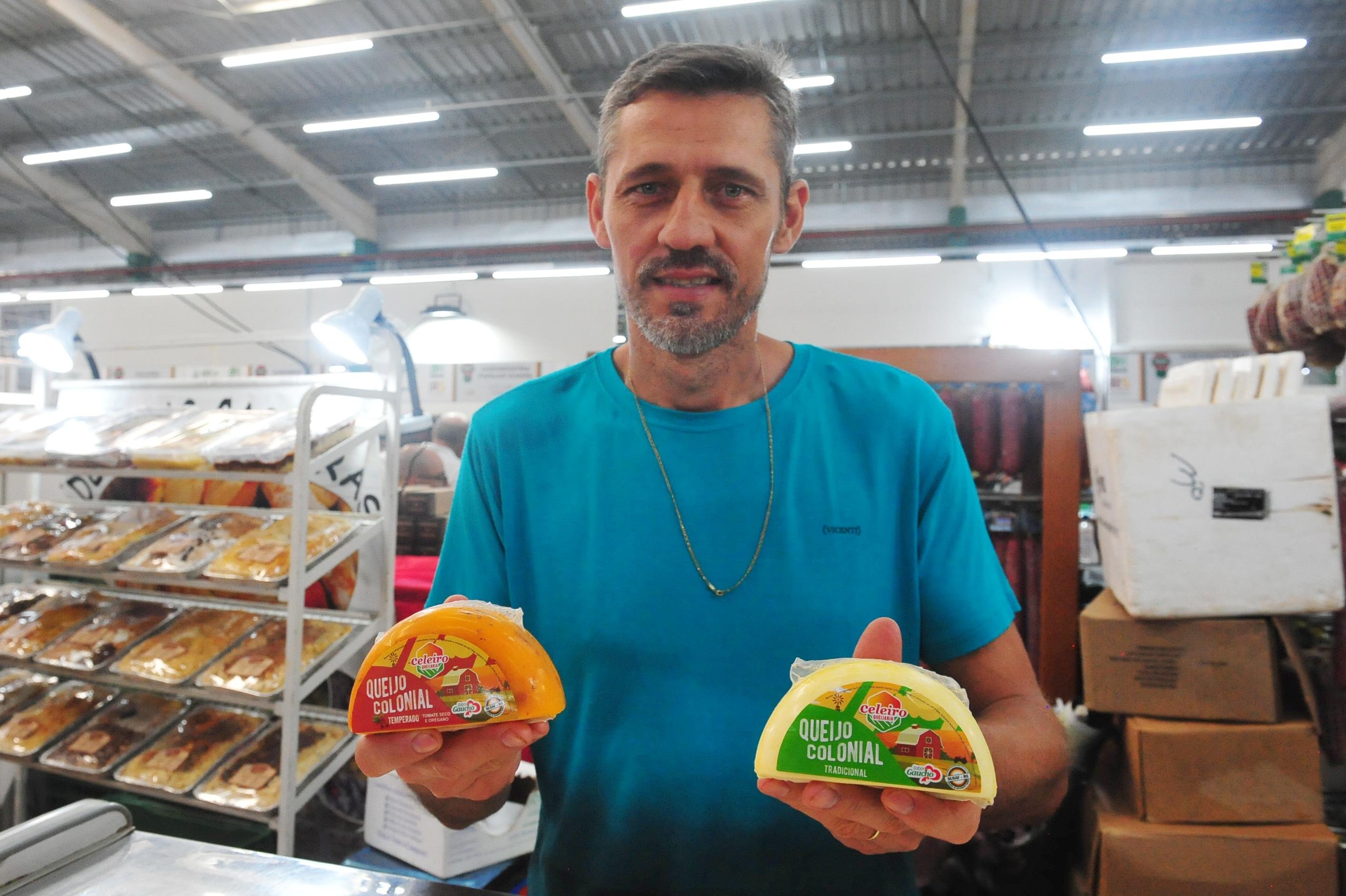 Ivanor Luis Schmidt apresentou no evento linha de queijos temperados da Queijaria Celeiro, de Crissiumal