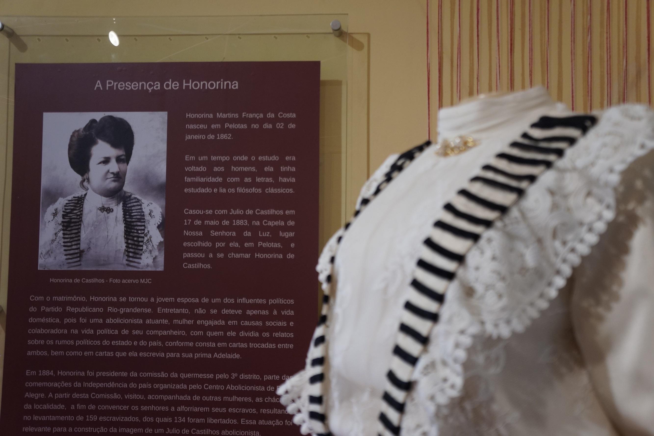 O Museu Julio de Castilhos homenageia Honorina de Castilhos com a r&eacute;plica de um de seus vestidos em "Narrativas do Feminino"