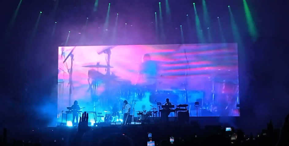 Kevin Parker canta de muletas em show