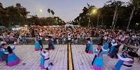 Grupo de dança do CTG Gildo de Freitas levou cultura gaúcha ao público que estava no parque da Redenção no Baile da Cidade