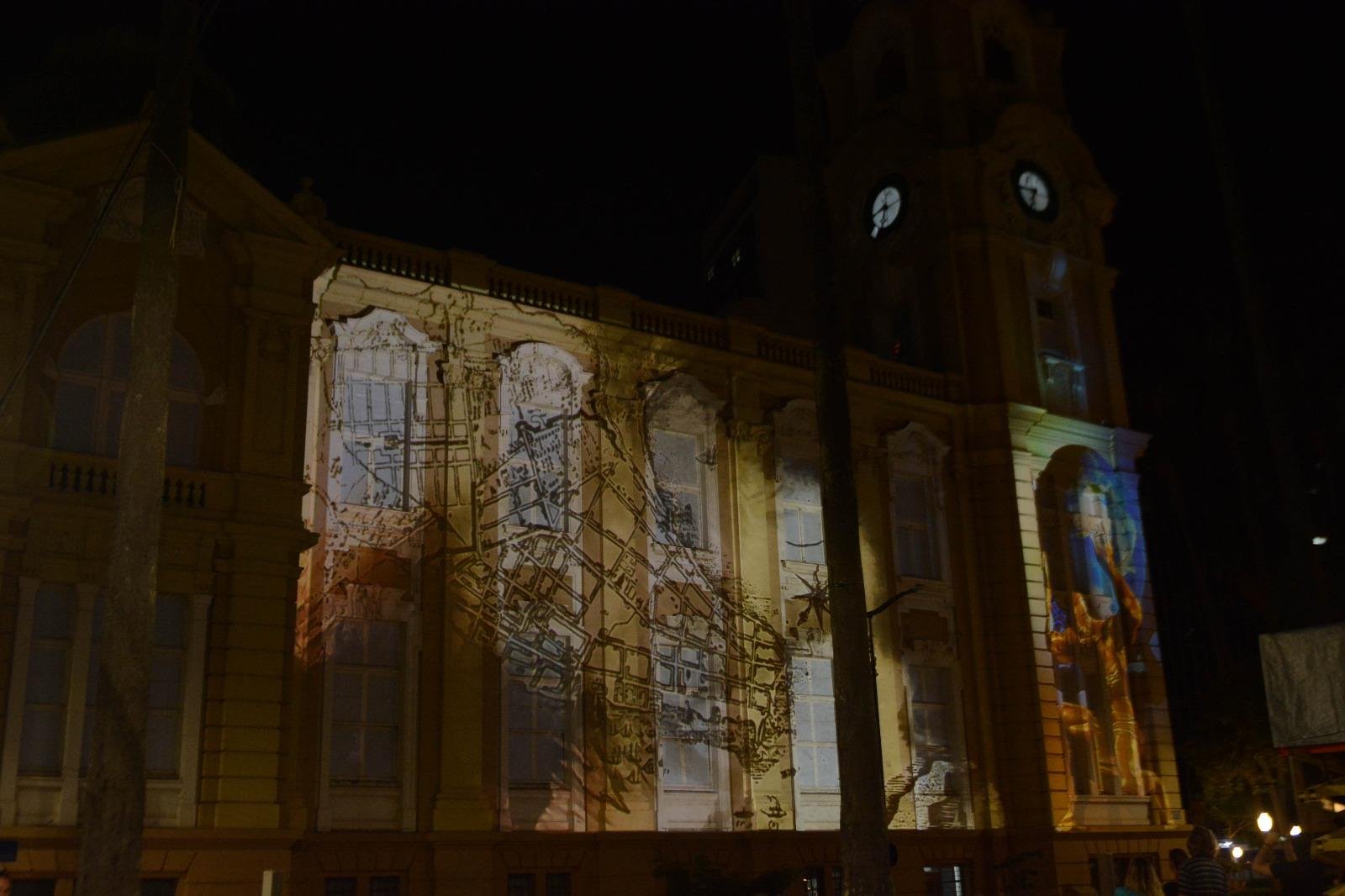 Entre as imagens projetadas no Memorial do Rio Grande do Sul esteve o mapa antigo de Porto Alegre, que completou 251 anos neste domingo