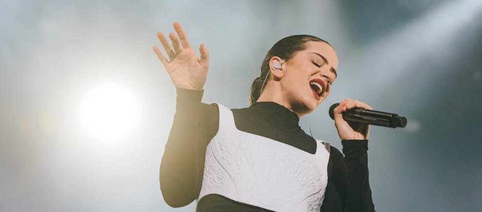 Rosalia variou entre m&uacute;sicas mais lentas e outras em que dividia a cantoria com a dan&ccedil;a