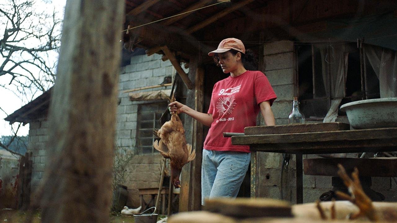 "Carv&atilde;o" narra a hist&oacute;ria de uma fam&iacute;lia que sobrevive no interior do Brasil produzindo carv&atilde;o