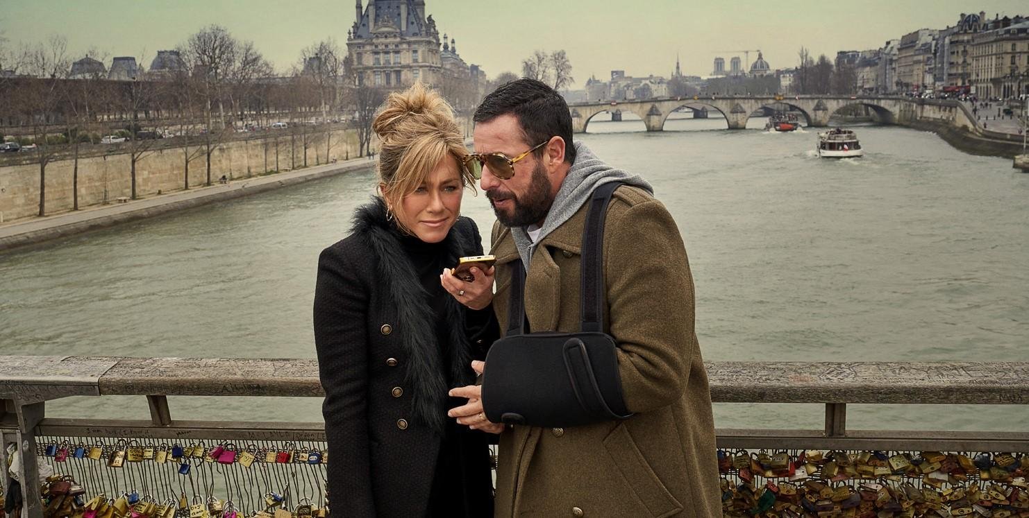 Jennifer Aniston e Adam Sandler em cena da com&eacute;dia policial 'Mist&eacute;rio em Paris'