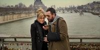 Jennifer Aniston e Adam Sandler em cena da comédia policial 'Mistério em Paris'