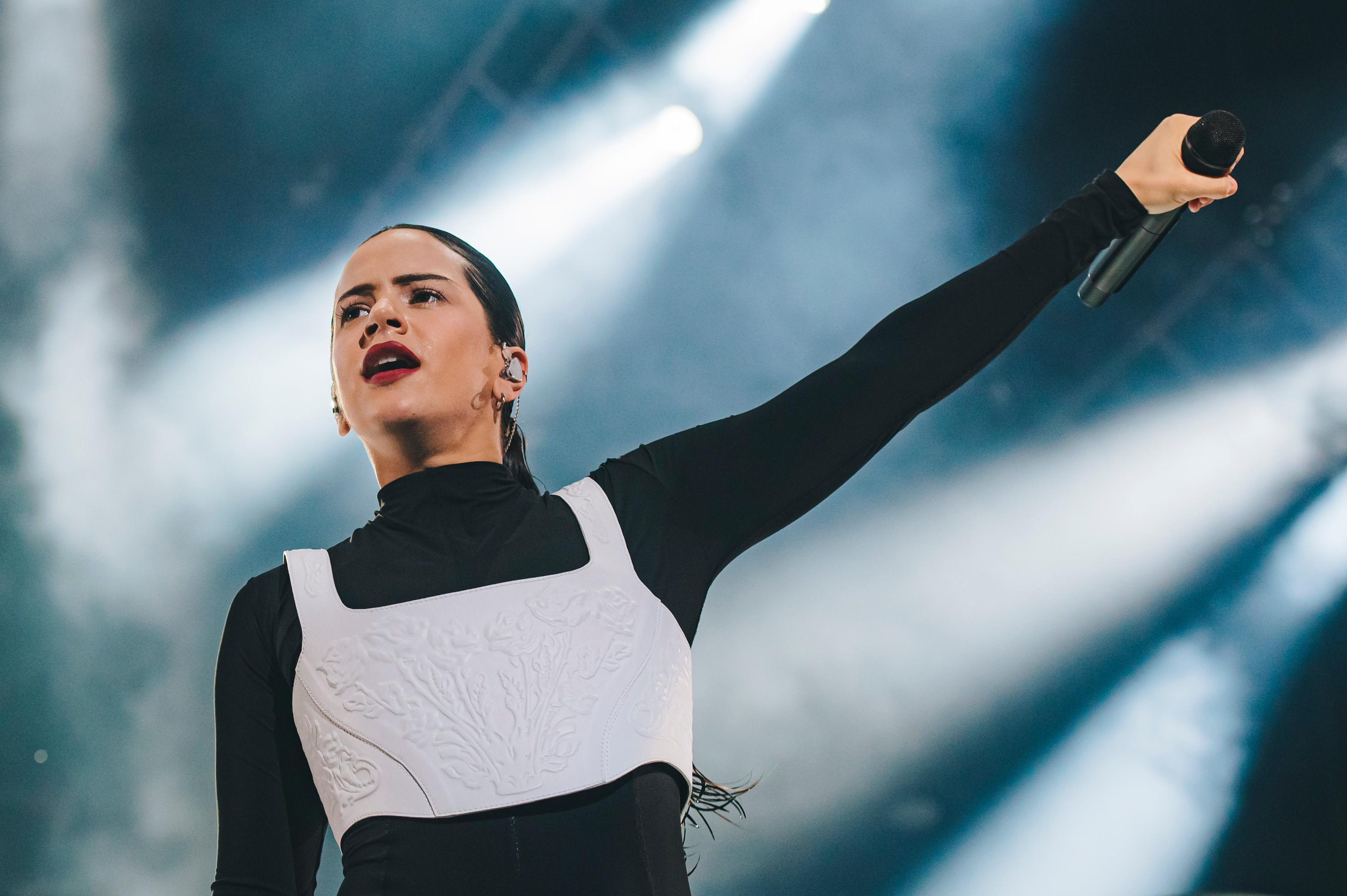 Rosal&iacute;a fez show que supriu as expectativas de um headliner, n&atilde;o deixando o p&uacute;blico sentir falta de Drake