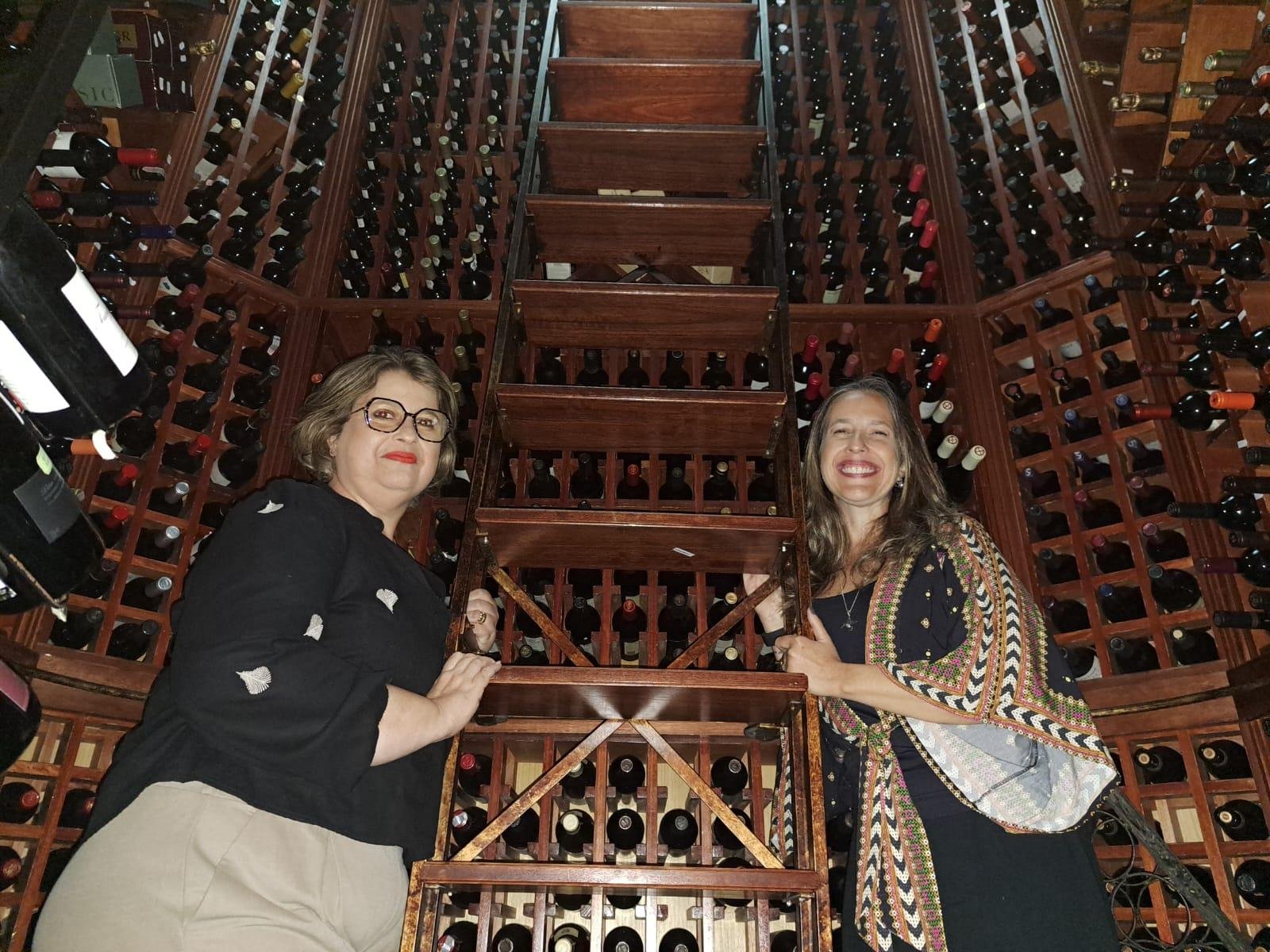 Cristina (E) e Kelly Pinheiro decidiram as suas carreiras profissionais, encerrar as atividades do restaurante Pampulhinha e vender a adega com aproximadamente 10 mil garrafas de vinho