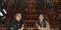 Cristina (E) e Kelly Pinheiro decidiram as suas carreiras profissionais, encerrar as atividades do restaurante Pampulhinha e vender a adega com aproximadamente 10 mil garrafas de vinho