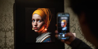 O Museu Mauritshuis de Haia, na Holanda, causou controvérsia ao exibir uma imagem criada com IAG inspirada na 