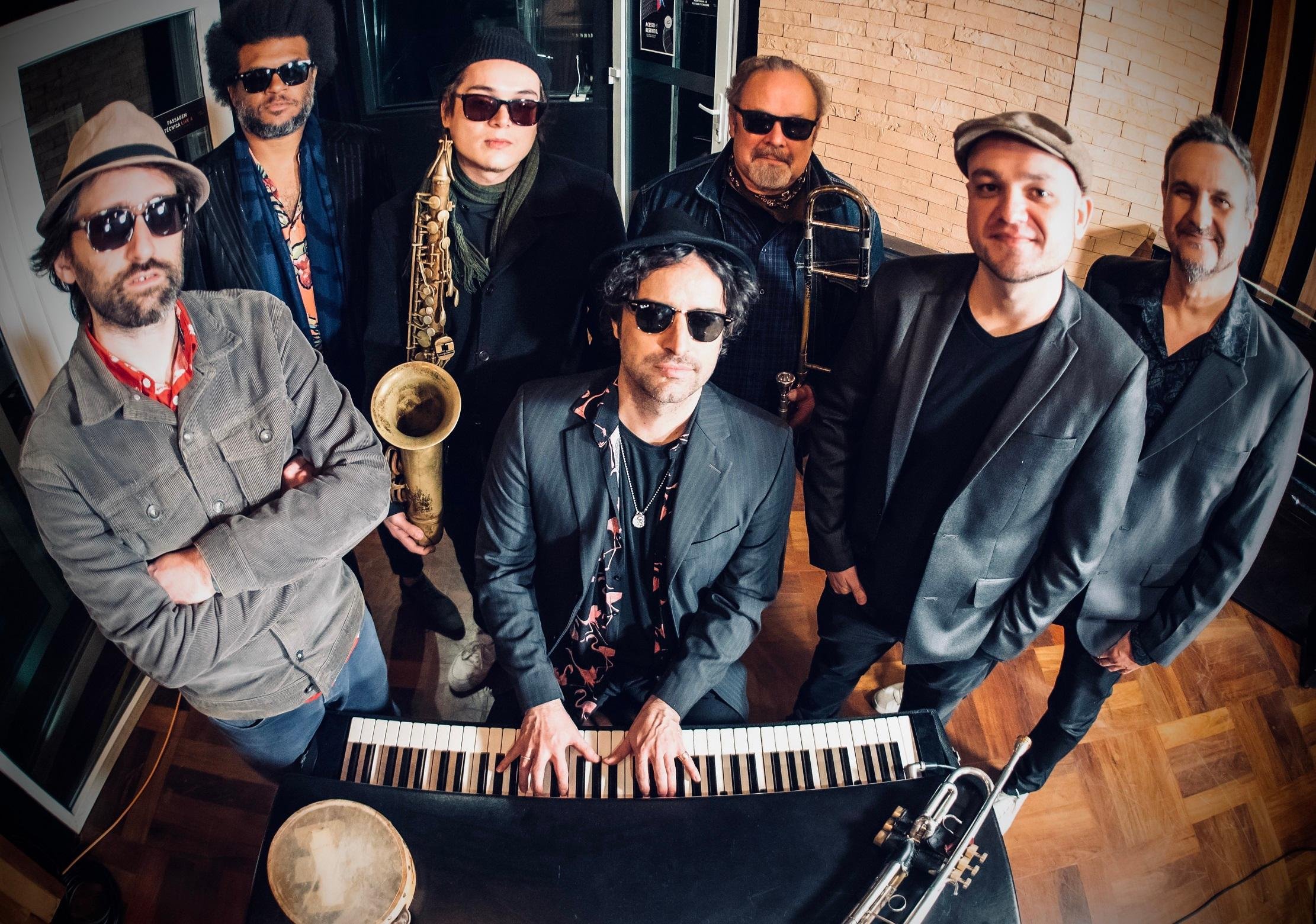 Luciano Le&atilde;es e banda se apresentam Sarau do Solar Especial