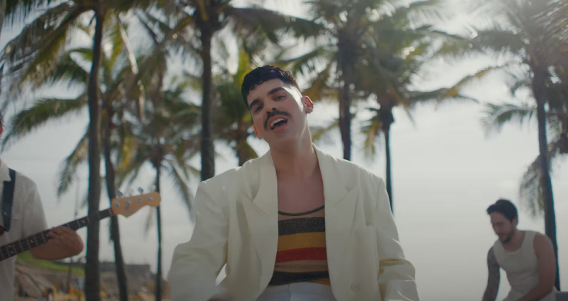 Cena do clipe de Mateus Carrilho, com elementos mais cl&aacute;ssicos, solares e leves