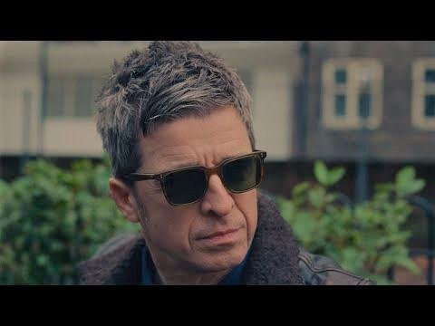 Noel Gallagher's no clipe de 'High Flying Birds - Easy Now'