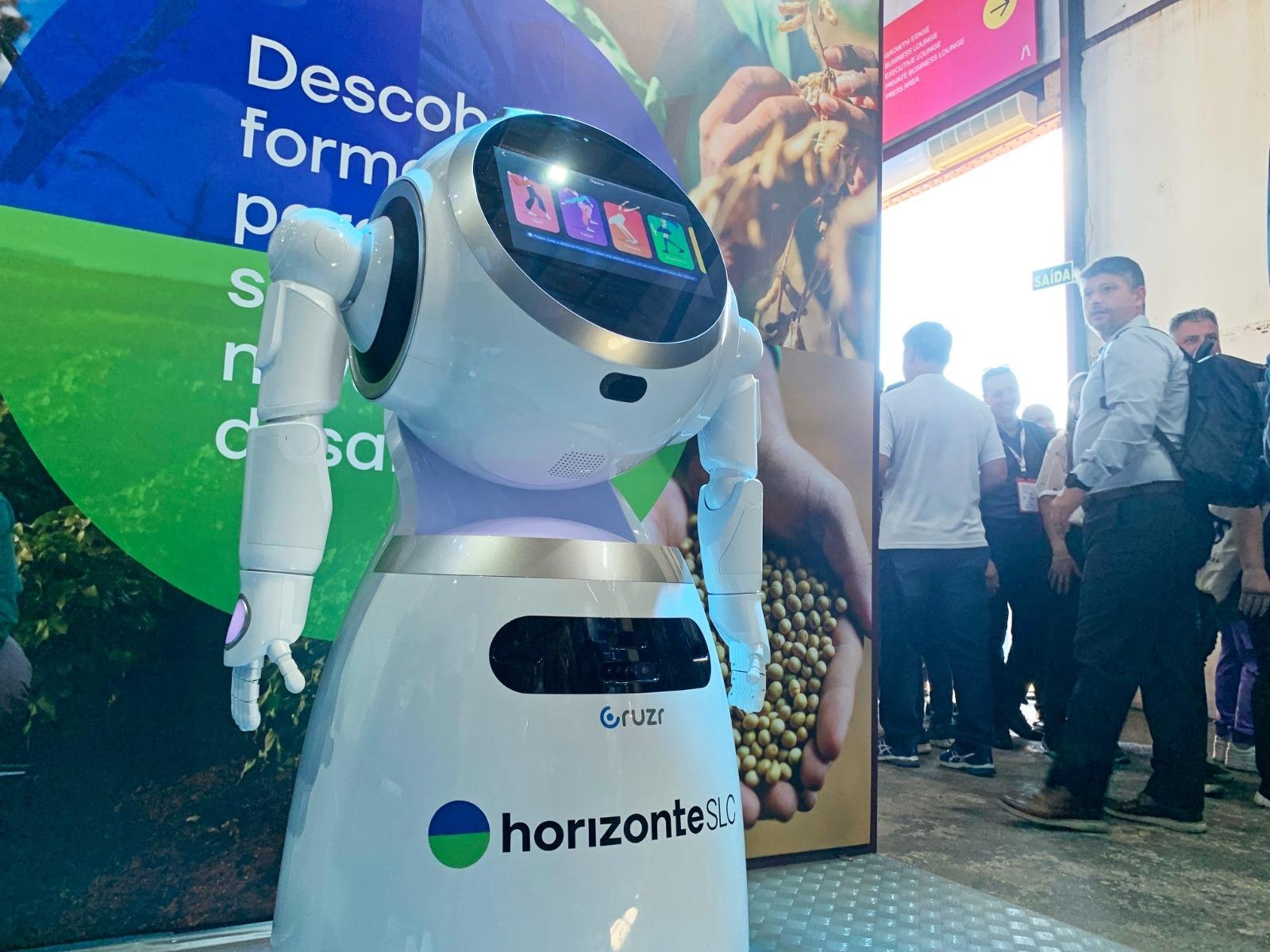 Al&eacute;m dos dotes de dan&ccedil;a, o rob&ocirc; Horizonte SLC &eacute; programado para dar informa&ccedil;&otilde;es sobre a empresa SLC agr&iacute;cola