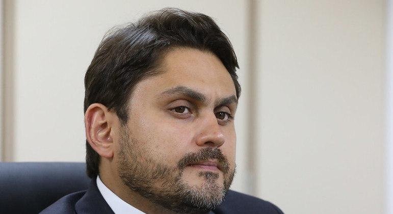 Ministro das Comunica&ccedil;&otilde;es, Juscelino Filho, em reuni&atilde;o no MCom