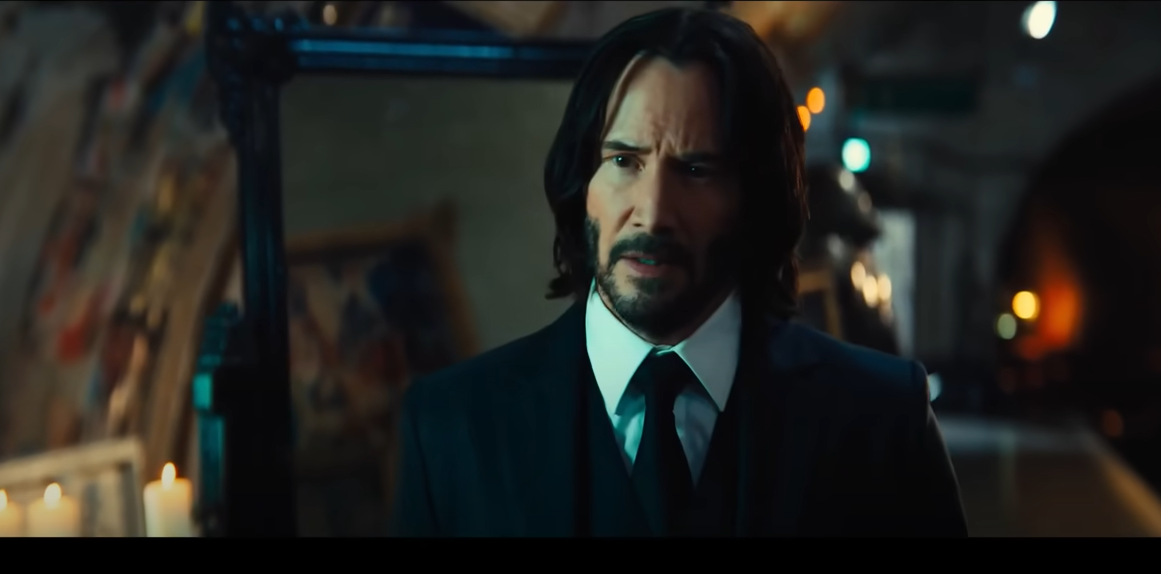 No filme, Keanu Reeves interpreta o assassino de aluguel John Wick