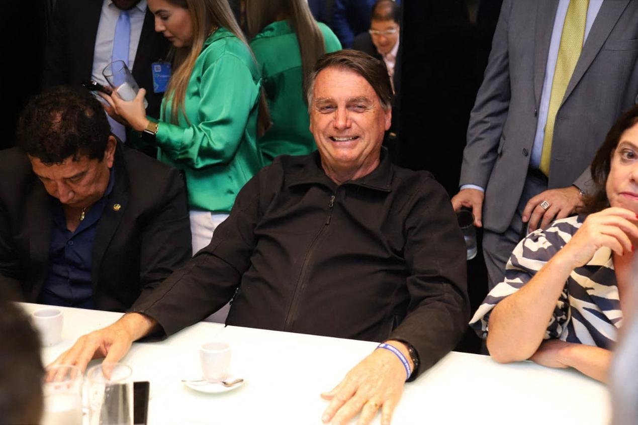 Jair Bolsonaro falou com deputados, senadores e lideran&ccedil;as nesta quinta-feira