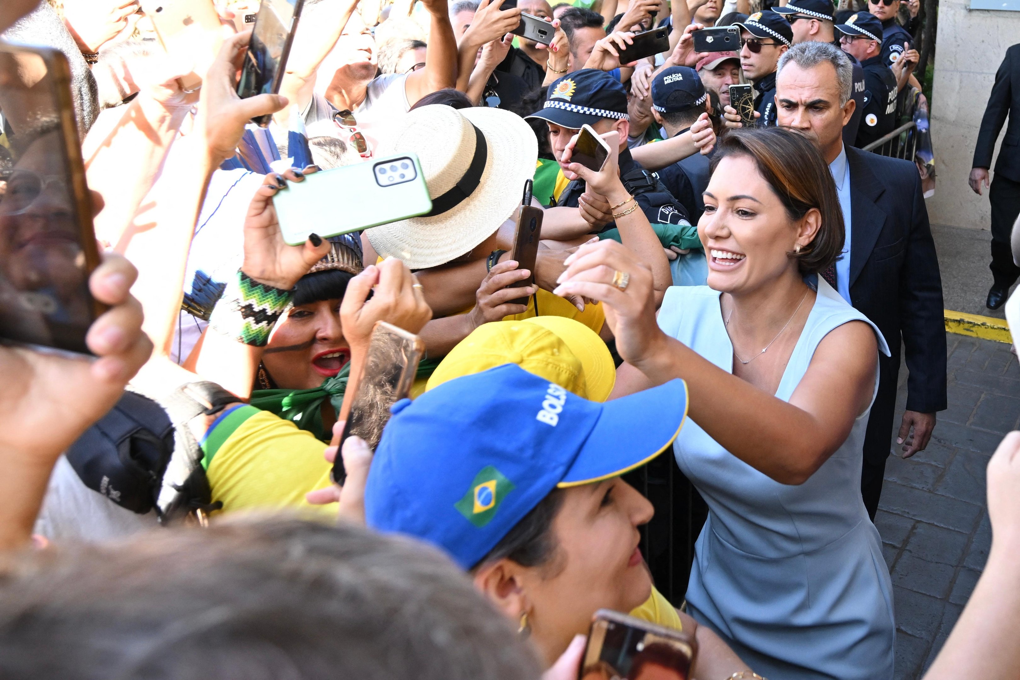 Michelle fala com apoiadores ap&oacute;s chegada de Bolsonaro ao Brasil