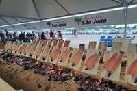 No evento, a São João proporcionou para os convidados diversos tipos de carnes preparadas no fogo de chão - Foto: Ricardo Giusti