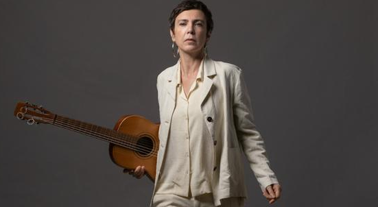 O  &aacute;lbum "Errante", de Adriana, chega &agrave;s plataformas digitais nesta sexta-feira, dia 31