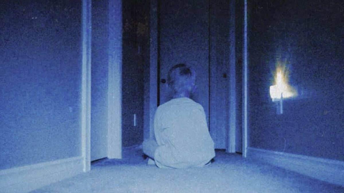 O filme estabelece rela&ccedil;&otilde;es com a est&eacute;tica online que retrata lugares abandonados e aposta em uma fotografia que lembra jogos de videogame