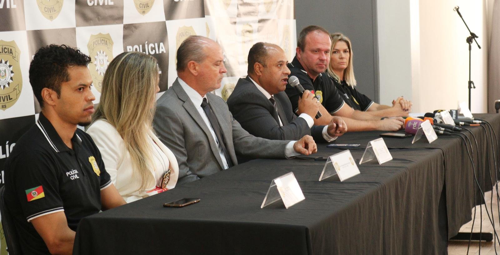 Delegado Vin&iacute;cius Nahan (&agrave; esquerda) aguada que o jogador do Caxias registre queixa