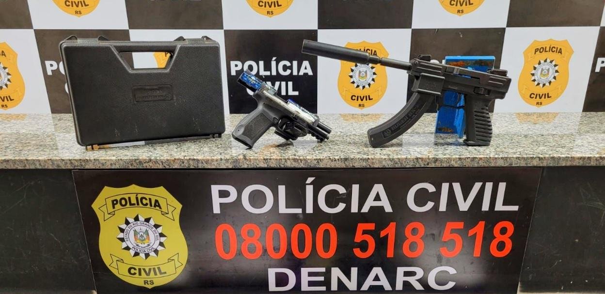 Dois sacos com muni&ccedil;&otilde;es, tr&ecirc;s celulares e tr&ecirc;s cadernos de anota&ccedil;&otilde;es do tr&aacute;fico de drogas tamb&eacute;m foram recolhidos