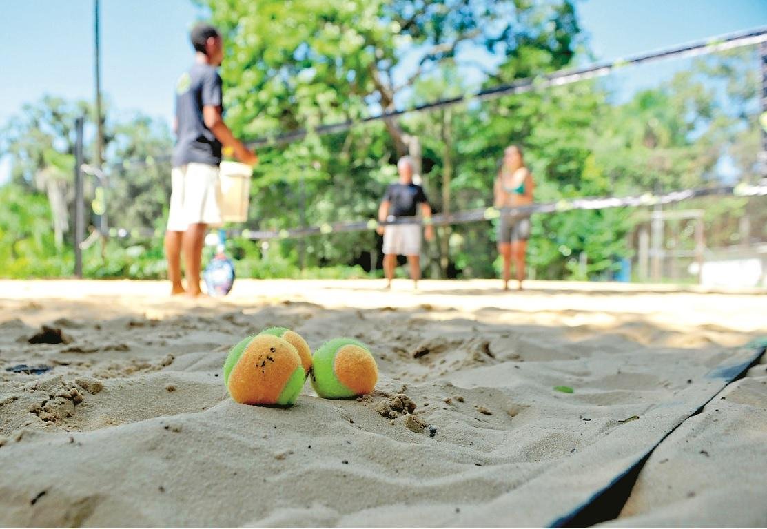 Facilidade em aprender, a modalidade &eacute; considerada um dos fatores para que o Beach Tennis tenha ganho tantos praticantes nos &uacute;ltimos anos. Professores dizem que a curva de aprendizado &eacute; 
r&aacute;pida e em poucos meses j&aacute; &eacute; poss&iacute;vel a participa&ccedil;&atilde;o em competi&ccedil;&otilde;es amadoras