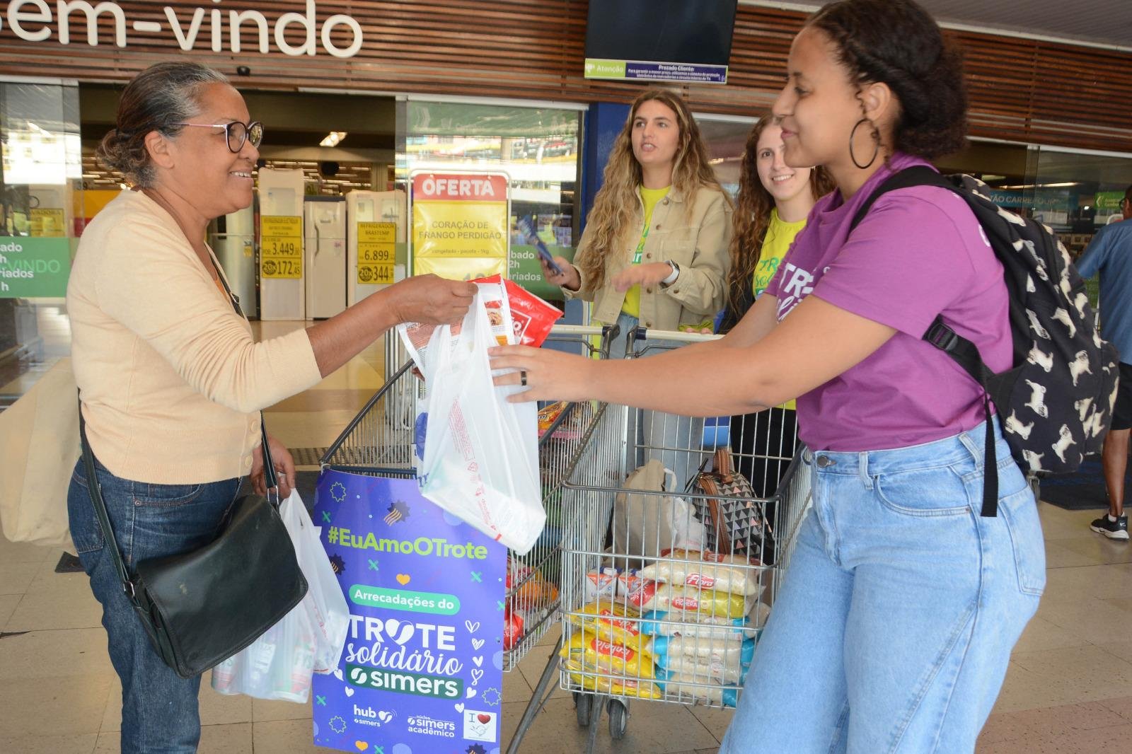 Cl&aacute;udia (&agrave; esquerda) fez quest&atilde;o de doar alimentos para a a&ccedil;&atilde;o