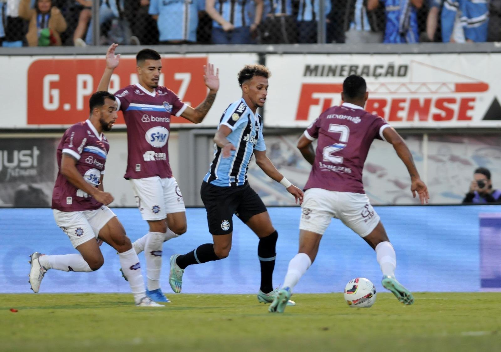 Gr&ecirc;mio finalizou 20 vezes contra apenas quatro do Caxias