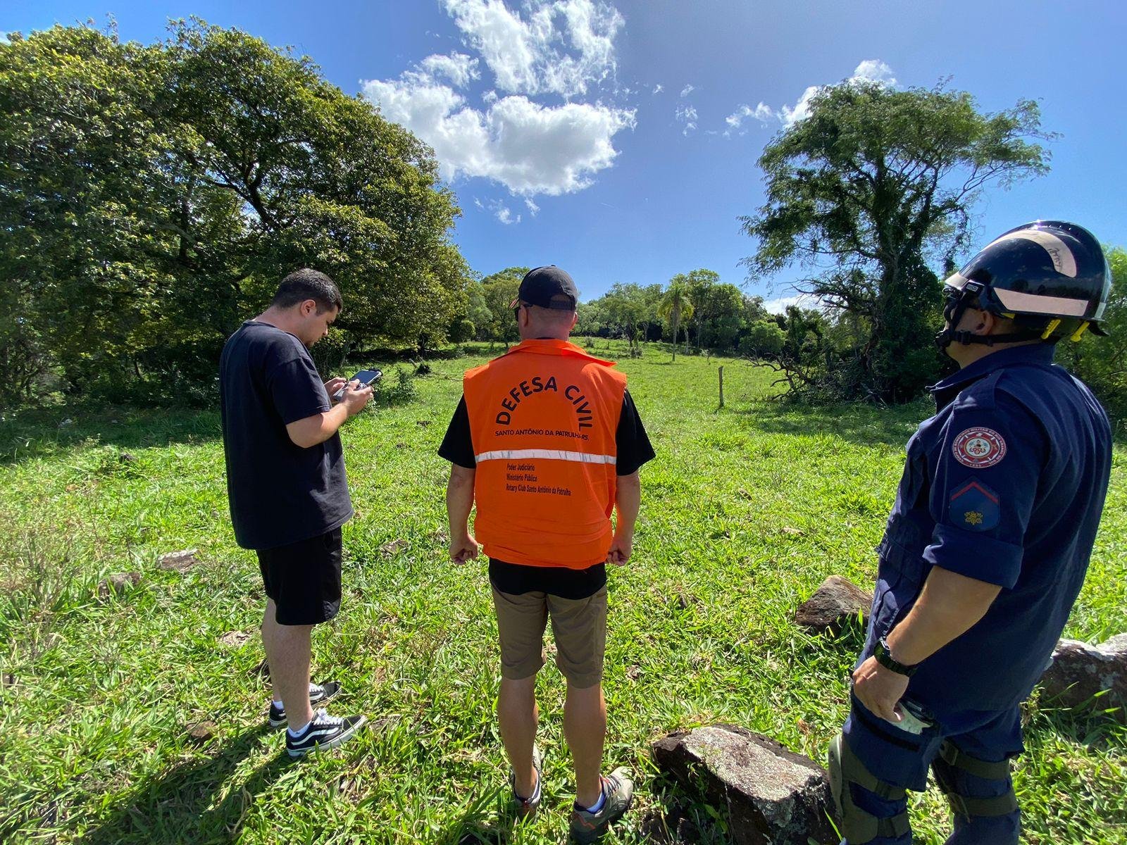 Bombeiros utilizam drones na busca de vest&iacute;gios de Misael.