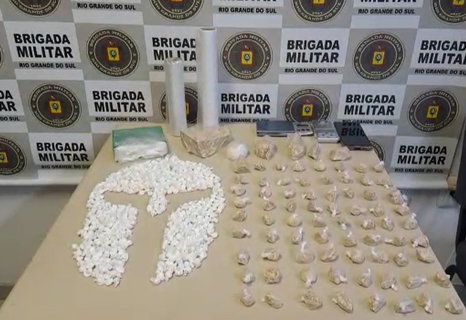 Parte das drogas encontradas na resid&ecirc;ncia do homem j&aacute; estava porcionada para venda.