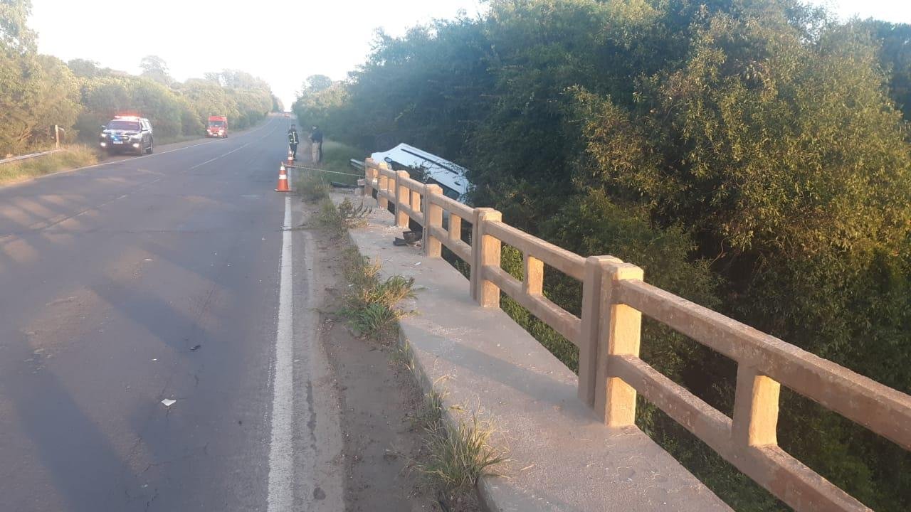 Ve&iacute;culo capotou ap&oacute;s colidir com o equipamento de prote&ccedil;&atilde;o da rodovia.
