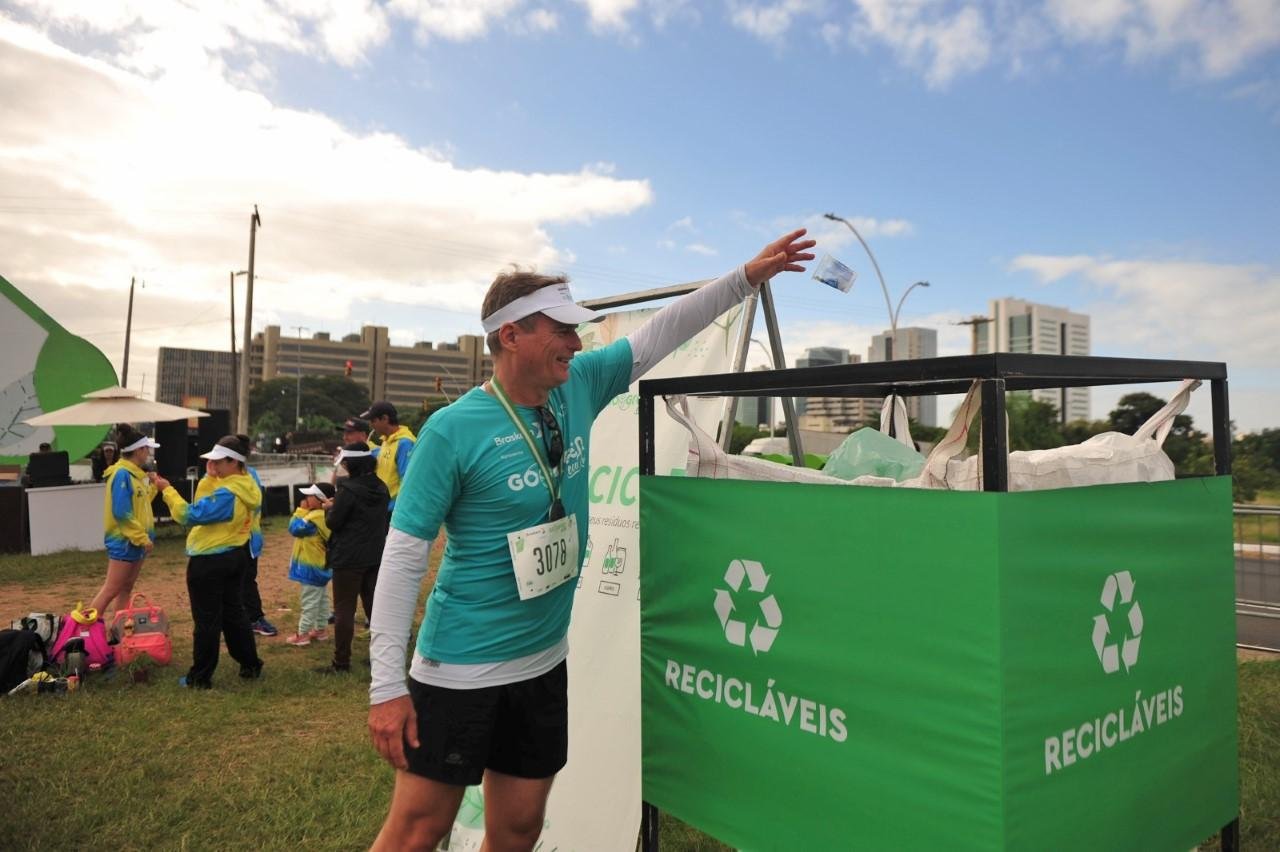 Ao longo do percurso, os participantes contaram com coletores de materiais recicl&aacute;veis