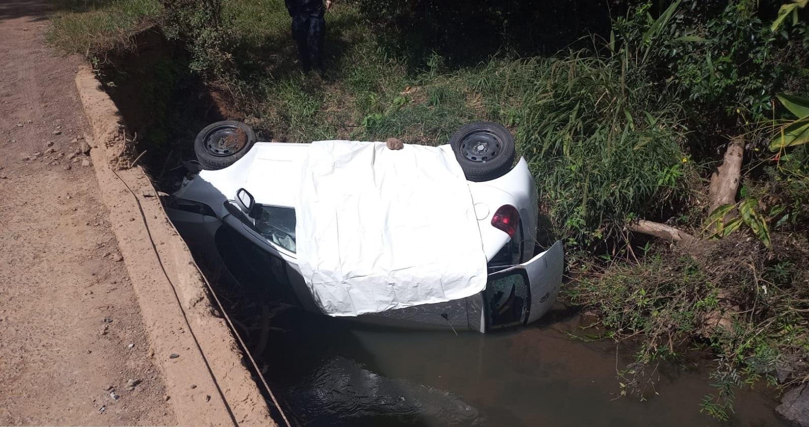Ve&iacute;culo Focus caiu de ponta na Estrada Geral Nossa Senhora das L&aacute;grimas