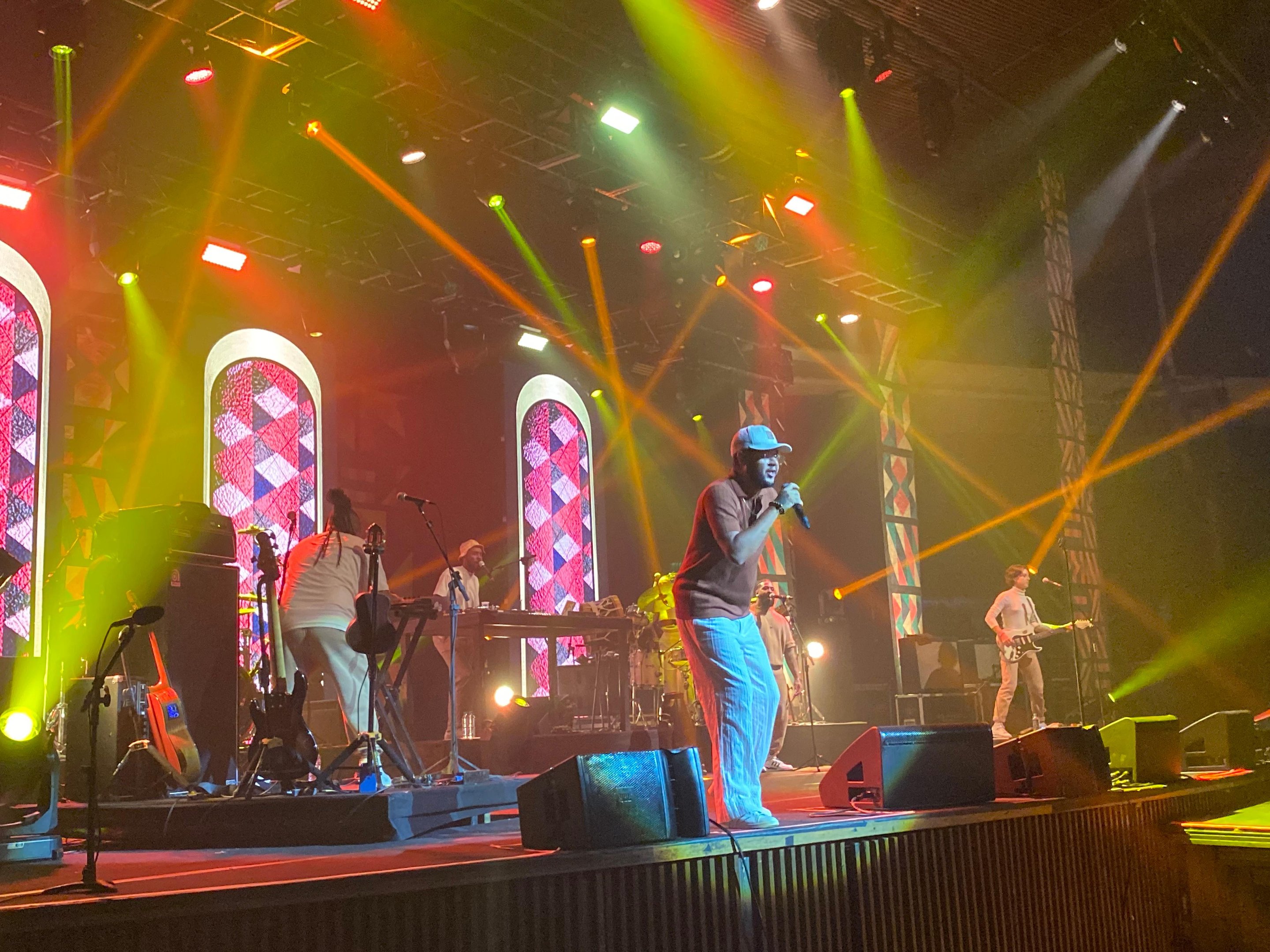 Entoando palavras de amor, rapper lotou o Ara&uacute;jo Vianna no s&aacute;bado
