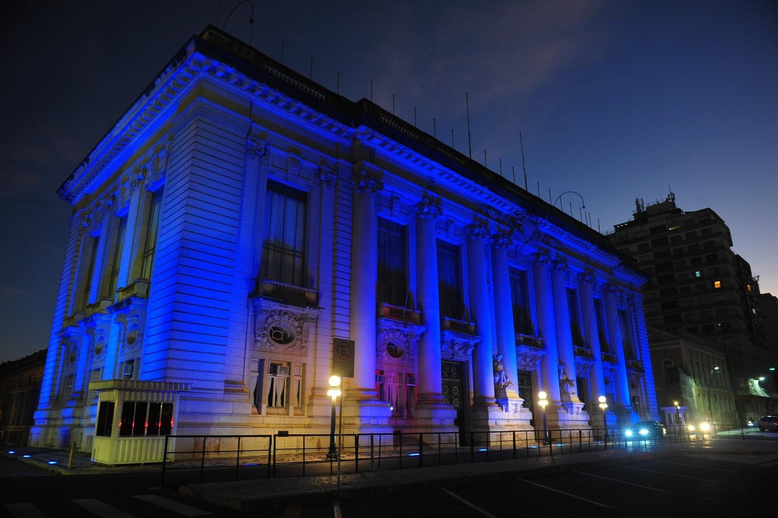Pal&aacute;cio Piratini foi iluminado com a cor do Abril Azul, m&ecirc;s com a&ccedil;&otilde;es para chamar a aten&ccedil;&atilde;o do Autismo
