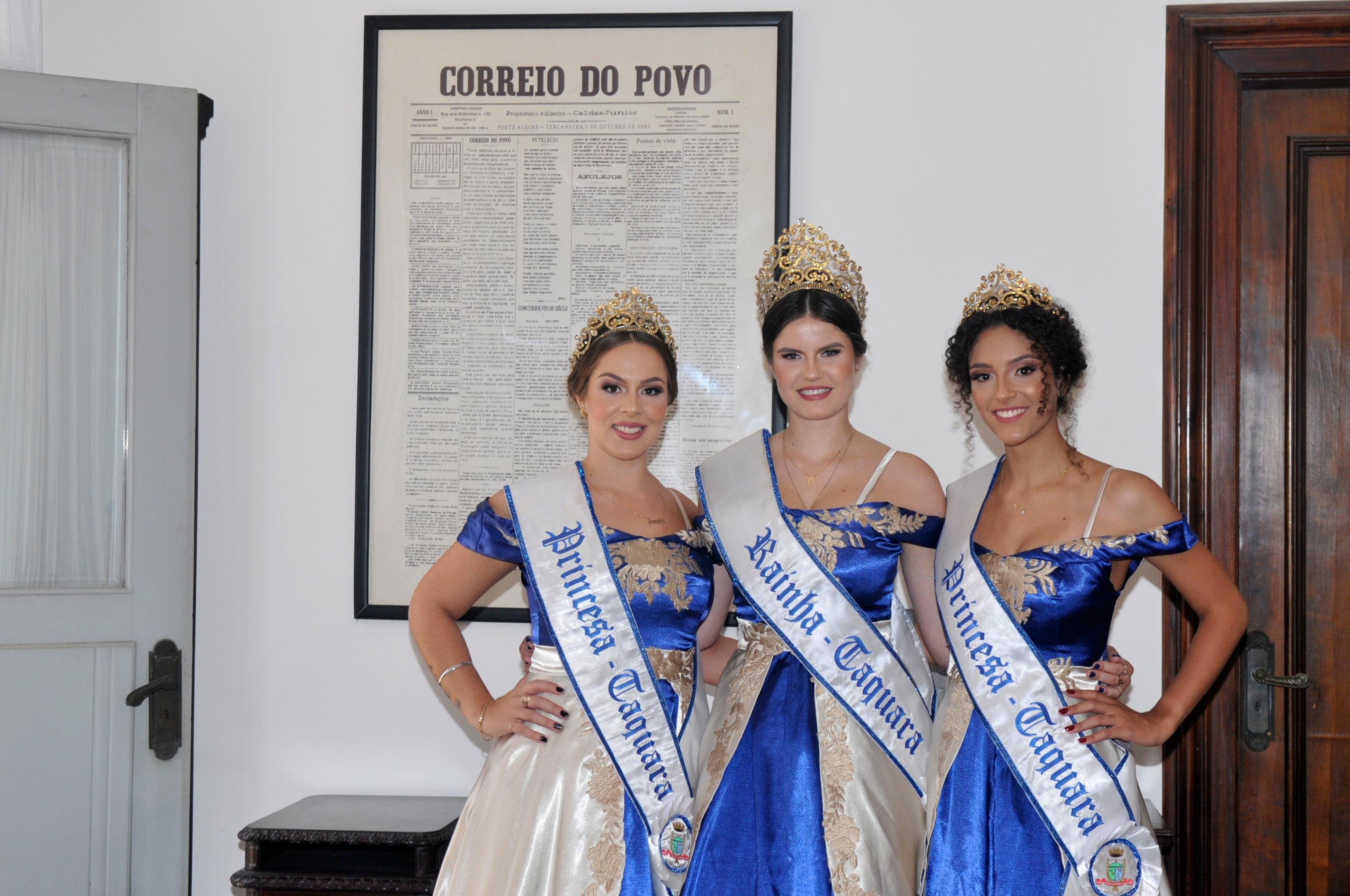 Corte da 2&ordm; Taquara Campo: rainha Ana Carolina Magalh&atilde;es dos Santos (ao centro) e princesas Jenifer Alessandra Adam (E) e Camila dos Santos Carvalho (D).