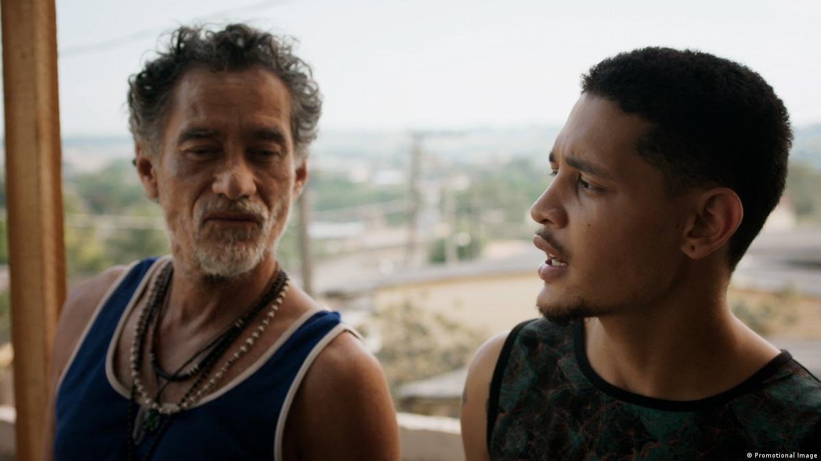 No centro da trama o jovem Rivelino (Gabriel Knoxx), que trabalha com Al&ecirc; (Chico Diaz), o traficante mais antigo da localidade