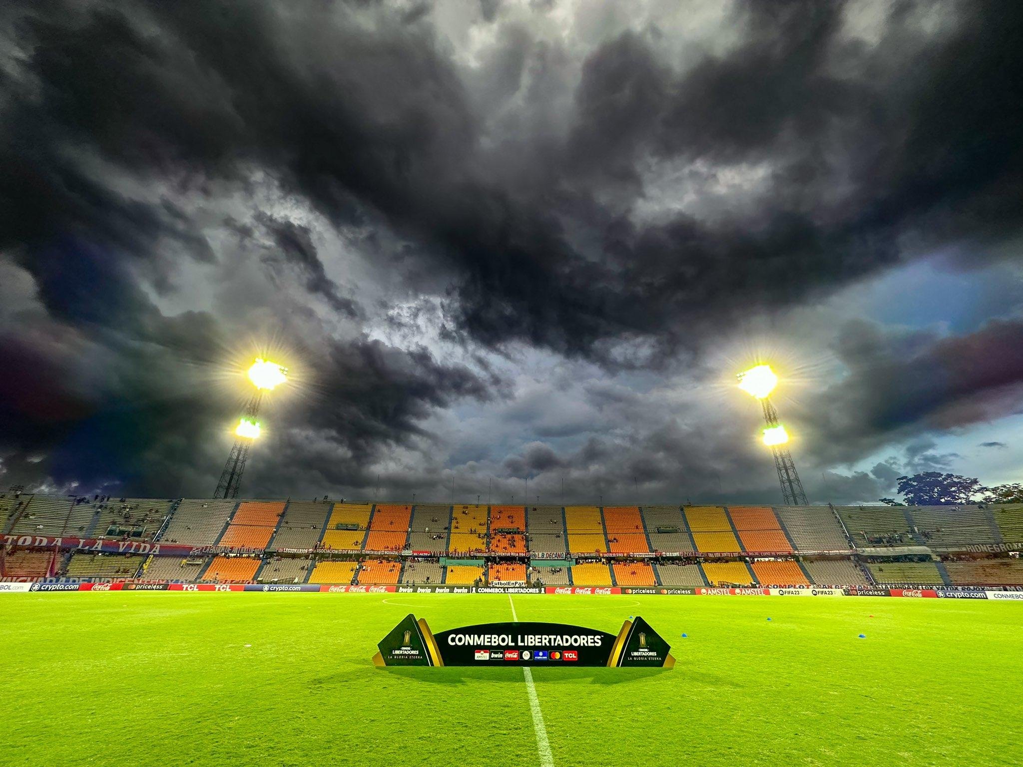 Luiz Adriano ser&aacute; titular em Medell&iacute;n