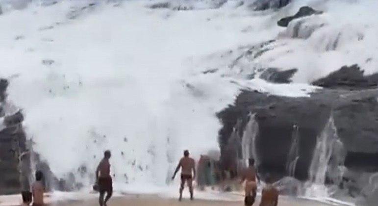 As imagens que registraram onda gigante na praia de Itacoatiara, em Niter&oacute;i, viralizaram nas redes sociais