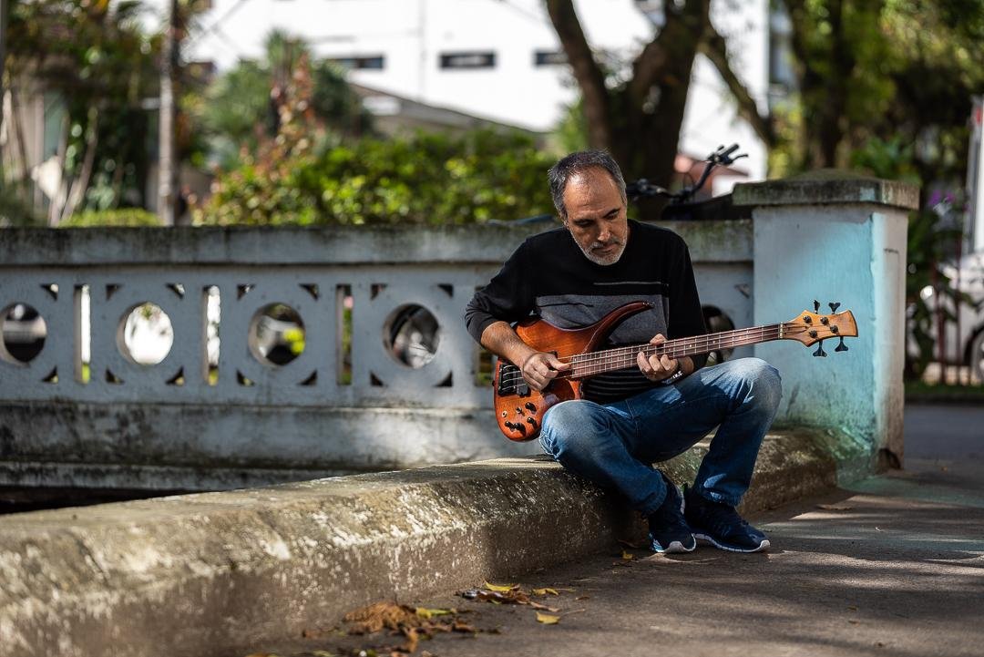 Baixista e compositor santista Zuzo Moussawer e o seu "Canais Musicais"
