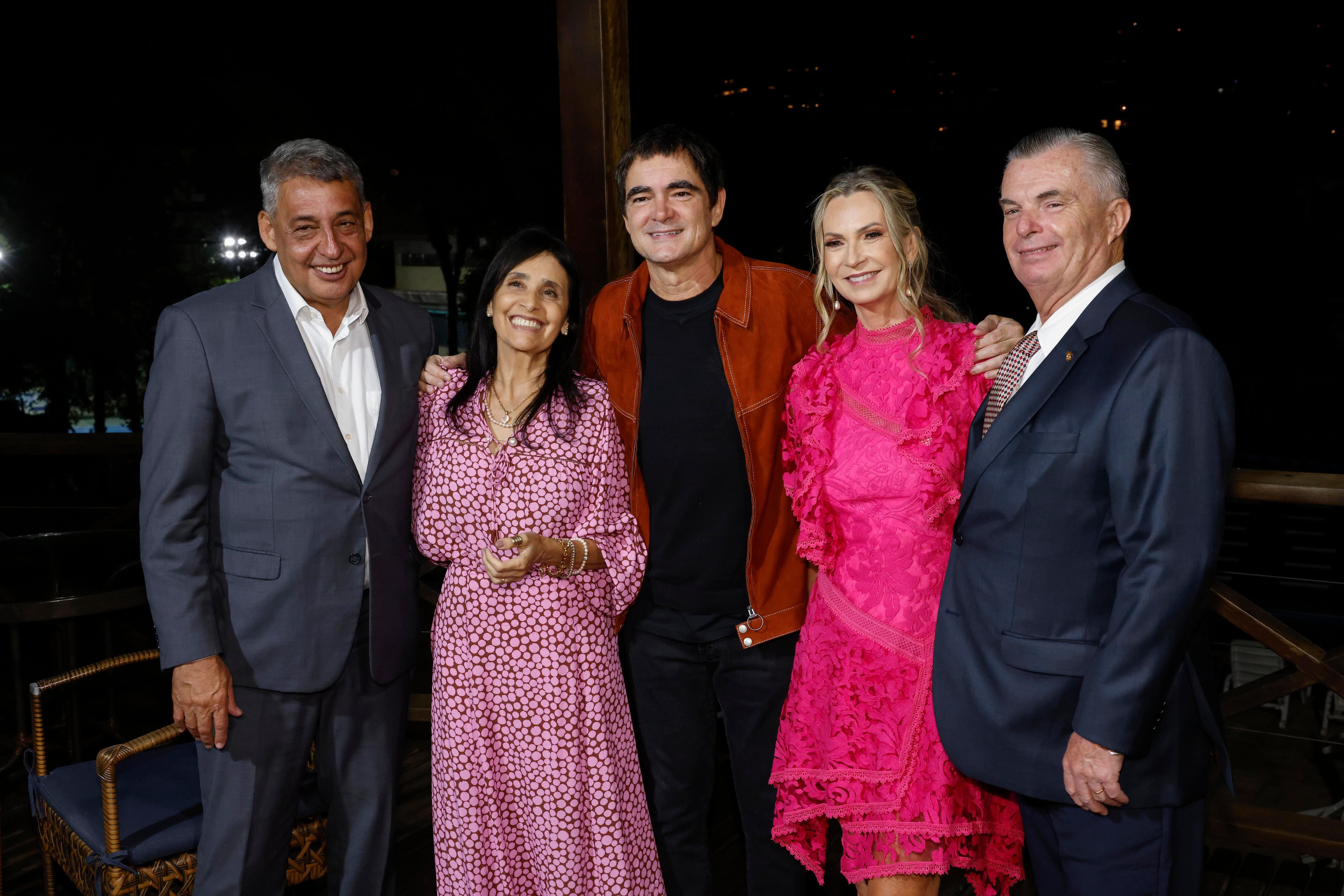 O prefeito de Porto Alegre, Sebasti&atilde;o Melo, a esposa, Val&eacute;ria Leopoldino, Samuel Rosa, e o casal-presidente do GNU, Claudia e Paulo Bing