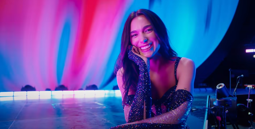 A cantora, compositora, atriz e dan&ccedil;arina anglo-albanesa Dua Lipa