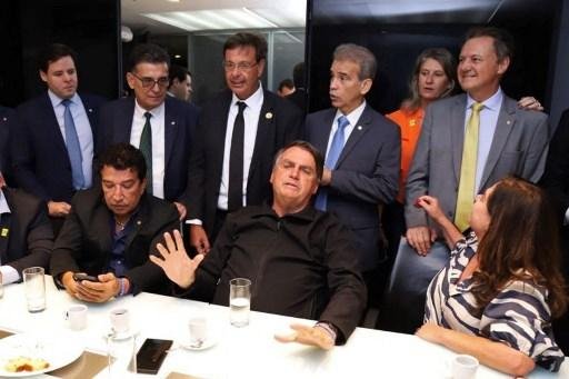 No dia em que voltou Bolsonaro se encontrou com l&iacute;deres do PL