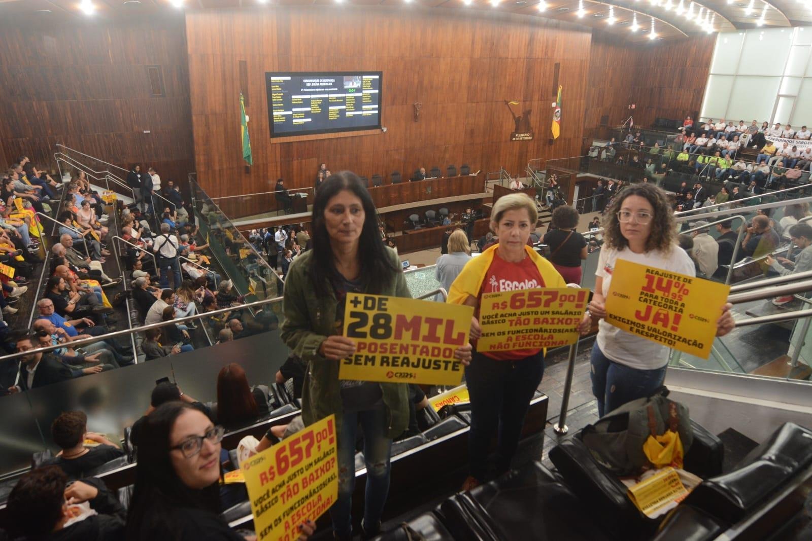 Servidores, que est&atilde;o desde cedo em frente ao Pal&aacute;cio Farroupilha, lotam as galerias