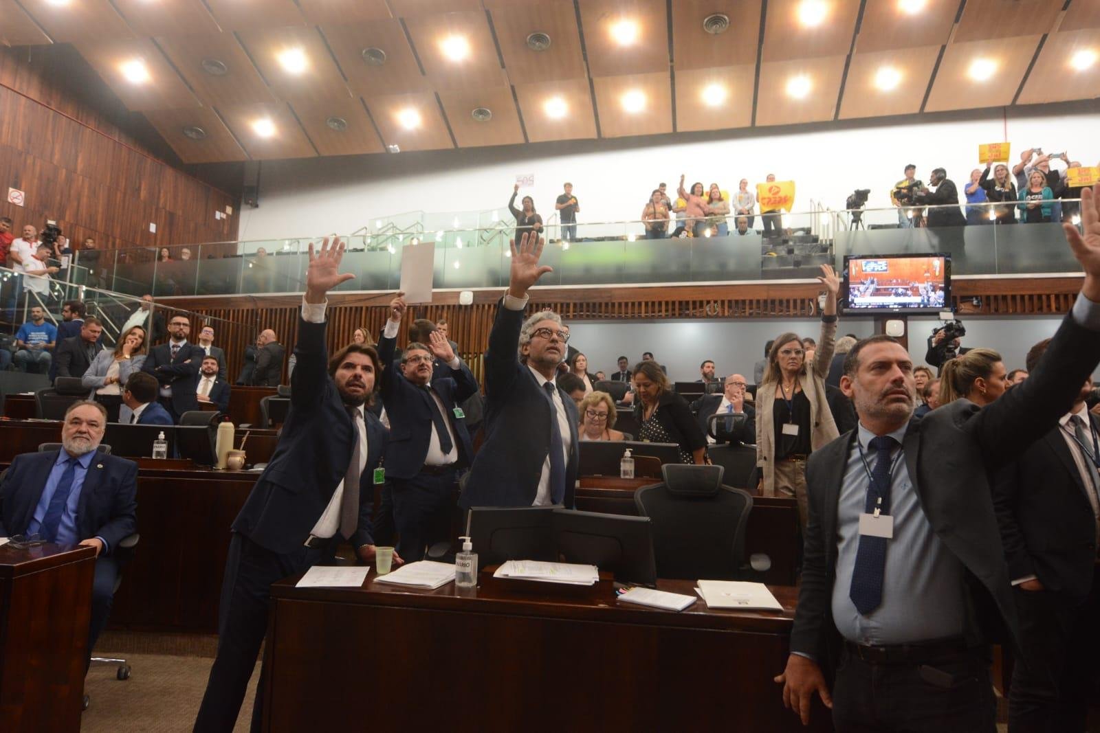 Deputados durante a sess&atilde;o plen&aacute;ria