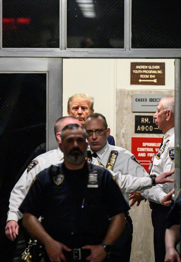 Donald Trump se apresentou &agrave;s autoridades