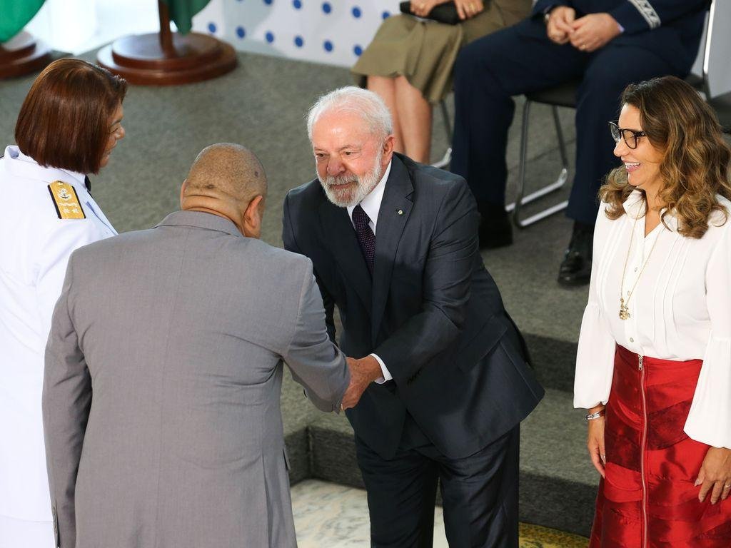 Lula recepciona primeira general negra da Marinha