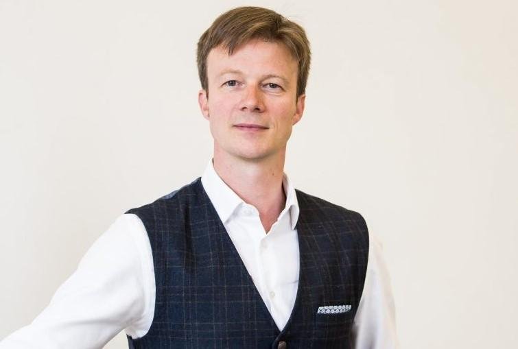 Robert Parker, diretor art&iacute;stico da Elmhurst Ballet School, de Birmighan, na Inglaterra, vem pela primeira vez ao Brasil