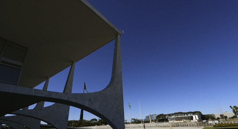 Colunas do Pal&aacute;cio do Planalto com vista para o Supremo Tribunal Federal, em Bras&iacute;lia